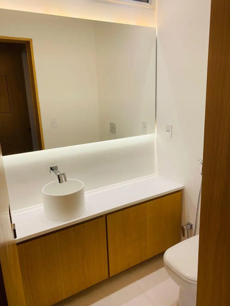 Detalhe de acabamento contínuo em bancada mineral
