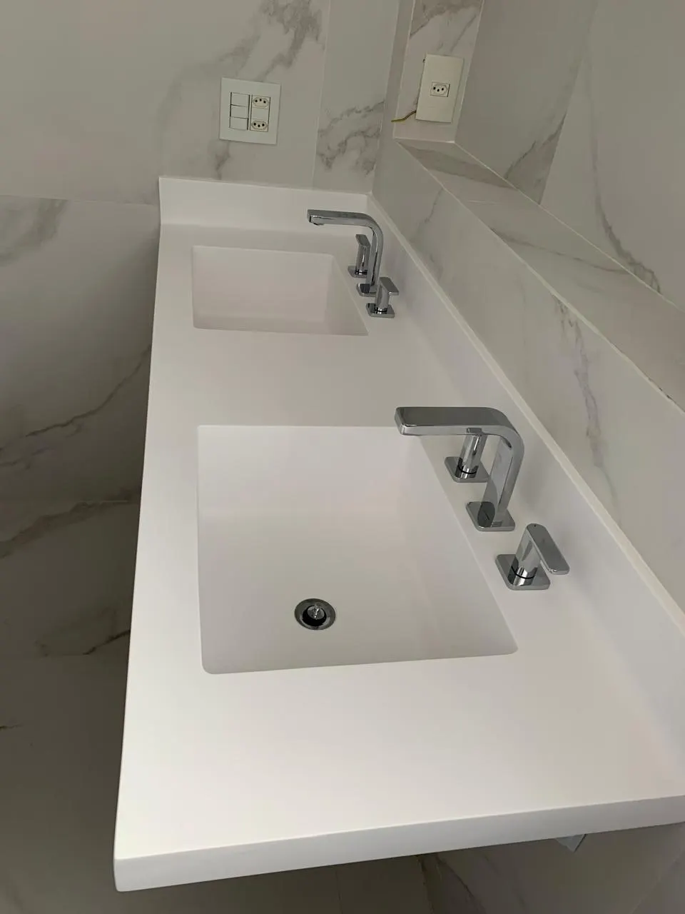 Bancada sob medida em superfície sólida mineral