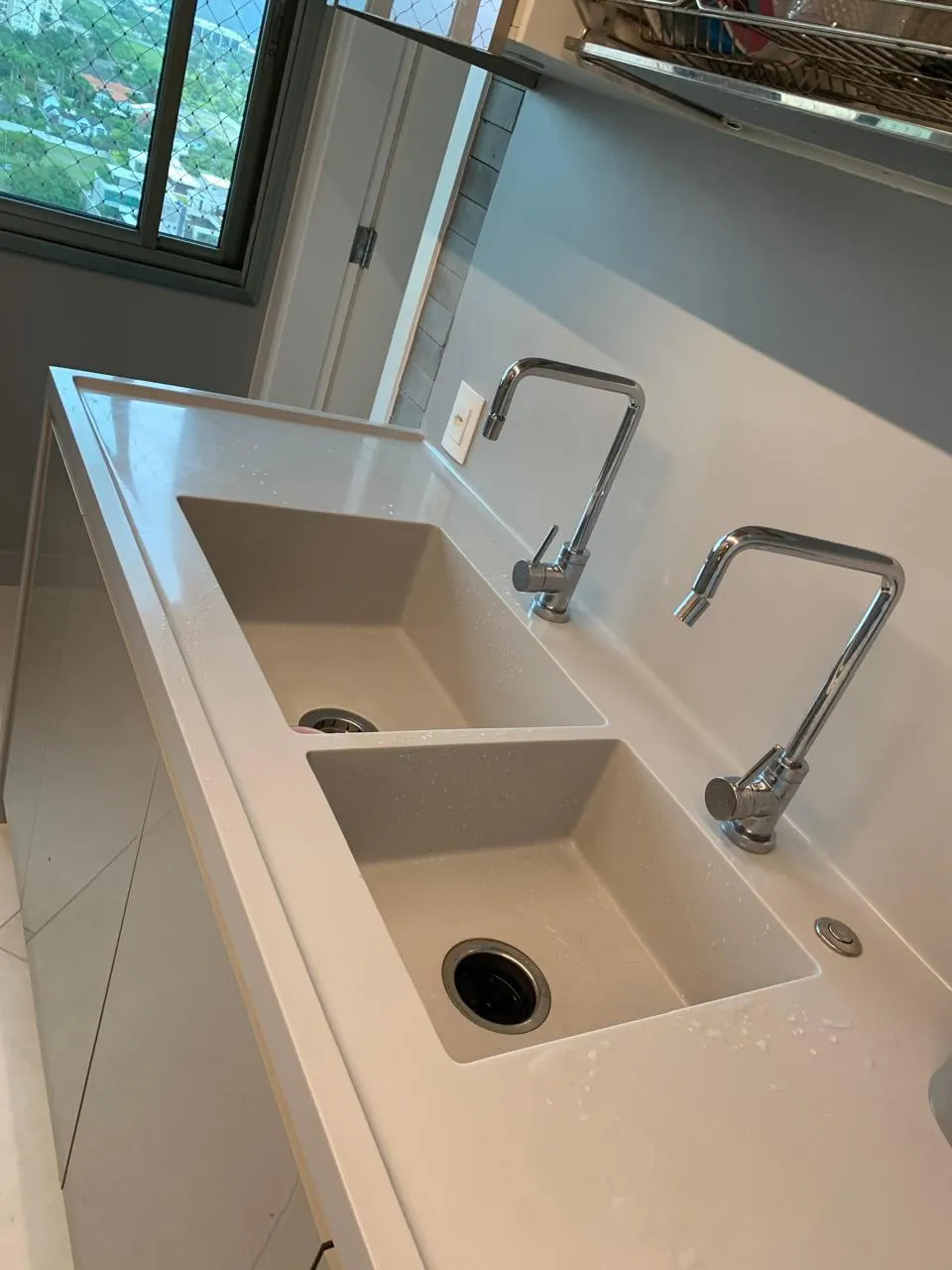 Lavatório contemporâneo fabricado em superfície sólida mineral